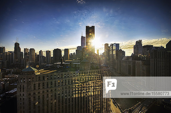 USA  Illinois  Chicago  Blick auf Wolkenkratzer und Merchandise Mart bei Sonnenaufgang