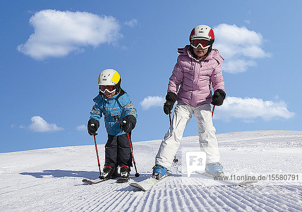 Schweiz  Junge und Mädchen beim Skifahren im Schnee