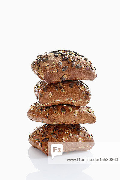Vollkornbrot mit Kürbiskernen auf weißem Hintergrund