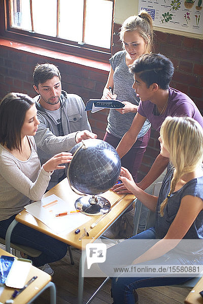 Schüler im Klassenzimmer mit Globus