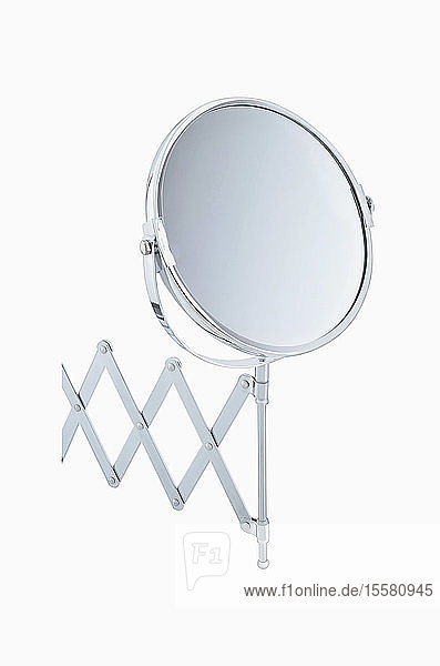 Verstellbarer Kosmetikspiegel vor weißem Hintergrund  Nahaufnahme