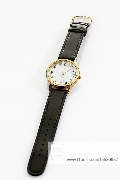 Armbanduhr auf weißem Hintergrund  Nahaufnahme