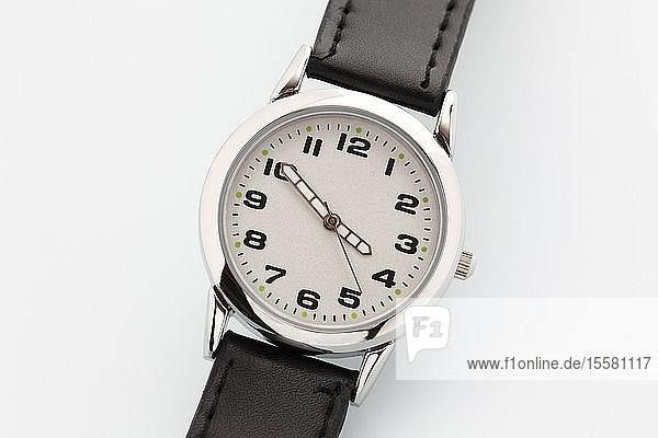 Armbanduhr auf weißem Hintergrund,  Nahaufnahme