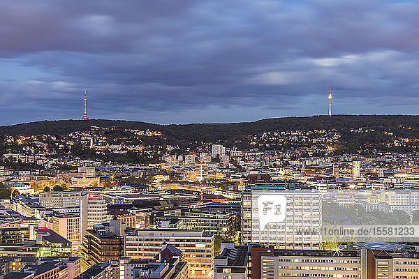 Beleuchtete Gebäude und Kommunikationsturm gegen bewölkten Himmel bei Dämmerung in Stuttgart  Deutschland