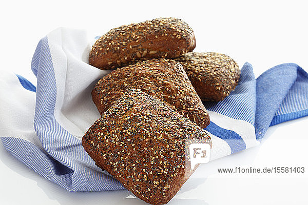 Kornbrötchen mit Samen auf Küchentuch  Nahaufnahme