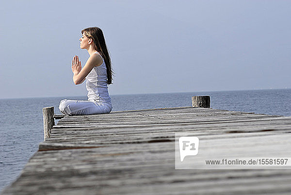 Italien  Gardasee  Junge Frau (20-25) übt Yoga