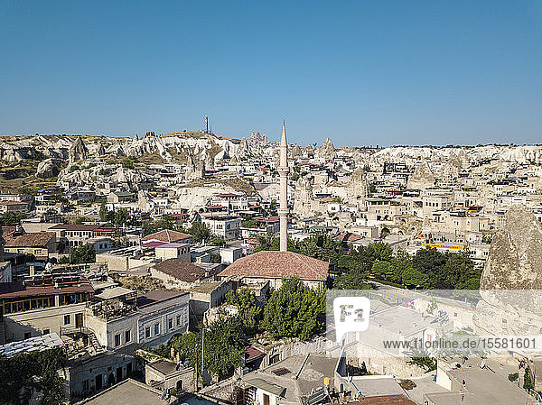 Luftaufnahme der Stadt bei klarem blauen Himmel in Goreme  Kappadokien  Türkei