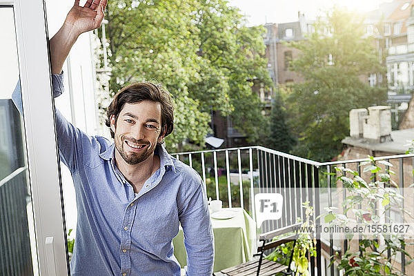 Lächelnder Mann auf dem Balkon