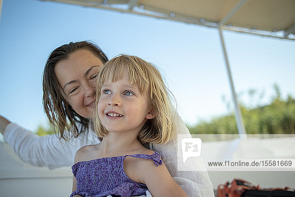 Mutter und Tochter auf einer Bootsfahrt