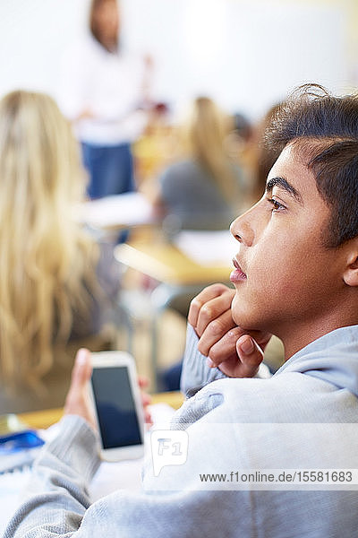 Schüler benutzen Mobiltelefon im Klassenzimmer