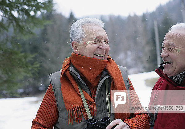 Deutschland  Ältere Männer im Winter  lächelnd