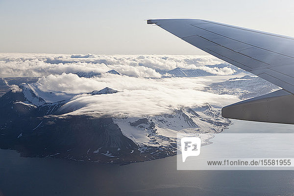 Europa  Norwegen  Spitzbergen  Blick auf schneebedeckte Berge aus der Luft