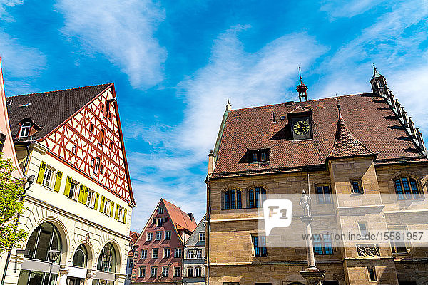 Außenansicht von historischen Gebäuden gegen den Himmel in Weißenburg  Bayern  Deutschland