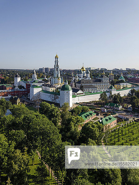 Trinity Lavra von St. Sergius gegen den klaren Himmel in der Stadt  Moskau  Russland