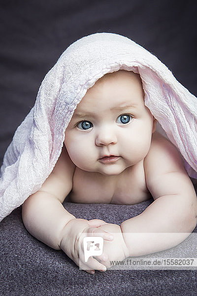 Bildnis eines kleinen Mädchens mit Tuch auf dem Kopf