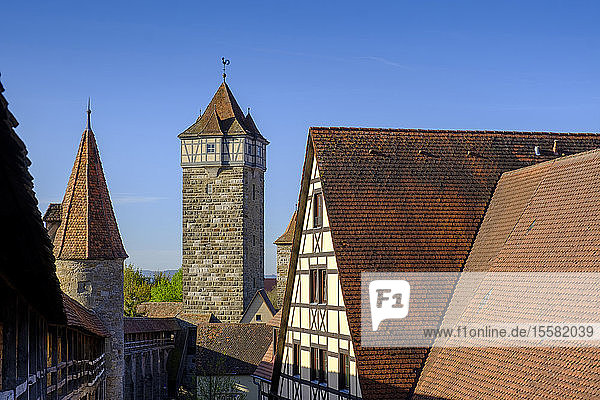 Rathausturm inmitten von Häusern bei strahlend blauem Himmel in Rothenburg  Deutschland