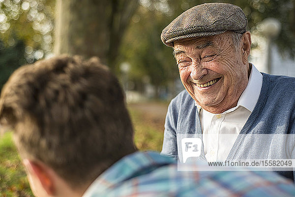 Lachender Senior und Enkel im Freien