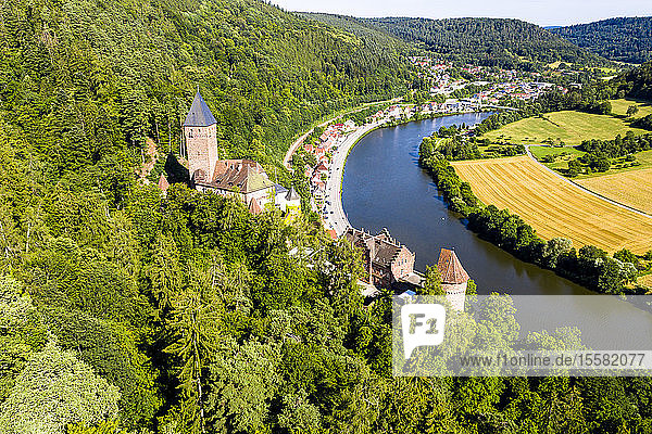 Luftaufnahme der Burg Zwingenberg auf einem Berg am Neckar  Hessen  Deutschland