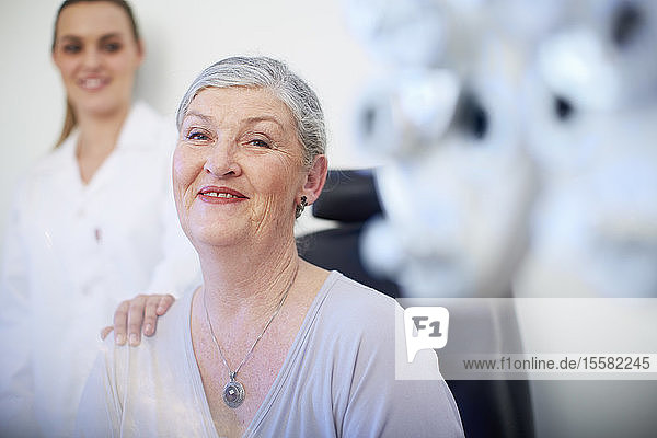 Porträt einer lächelnden älteren Frau beim Augenarzt