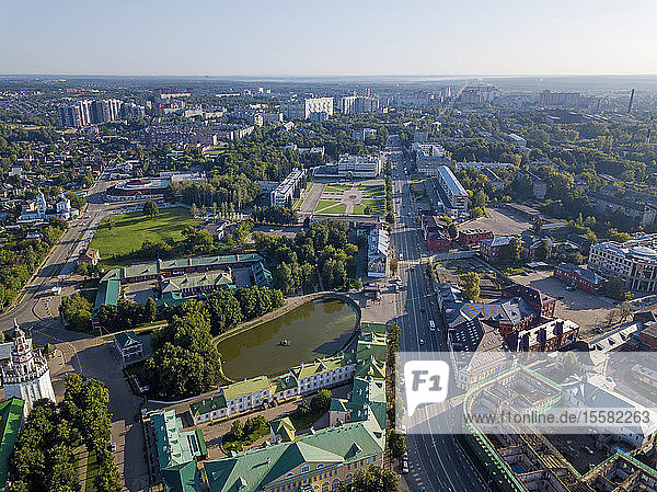 Luftaufnahme der Stadt Sergiev Posad bei klarem Himmel  Moskau  Russland