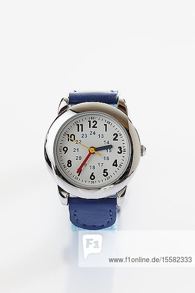 Armbanduhr auf weißem Hintergrund  Nahaufnahme