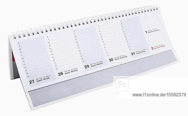 Kleiner Tischkalender vor weißem Hintergrund  Nahaufnahme