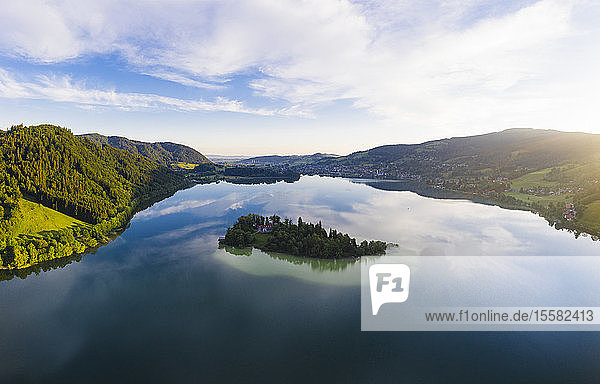 Panoramablick auf die Insel Worth und den See am Schliersee Bayern Deutschland