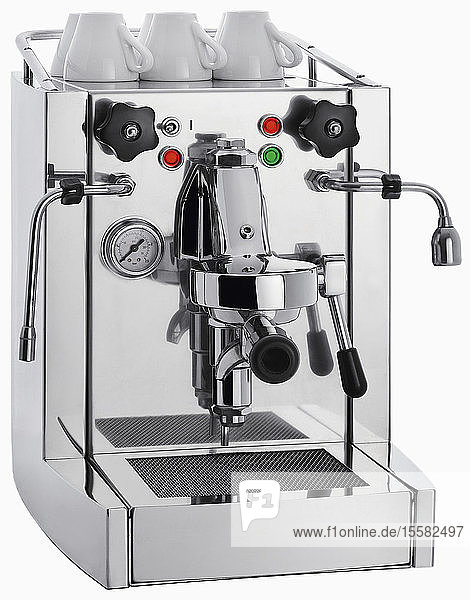 Espressomaschine auf weißem Hintergrund  Nahaufnahme