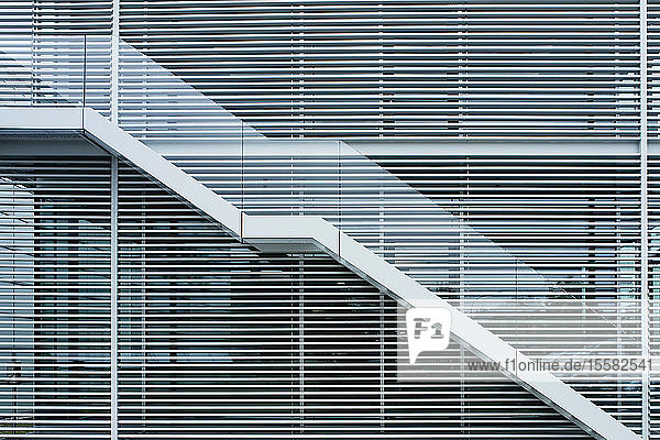 Deutschland  Treppe vor großen Glasfenstern mit Fensterladen
