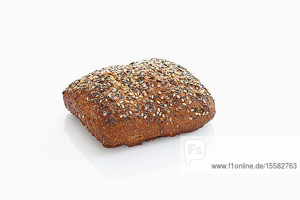 Kornbrötchen mit Samen auf weißem Hintergrund Nahaufnahme