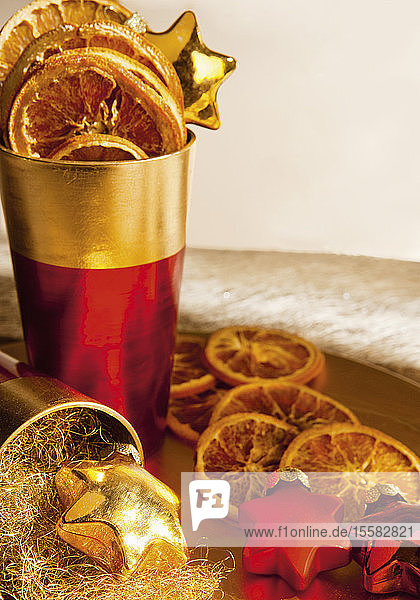 Weihnachtsschmuck mit getrockneten Orangenscheiben  Nahaufnahme