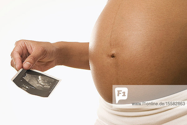 Schwangere Frau mit Ultraschallbild im Mittelteil