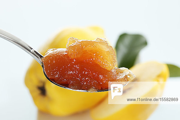 Quitten mit Marmelade im Löffel Nahaufnahme