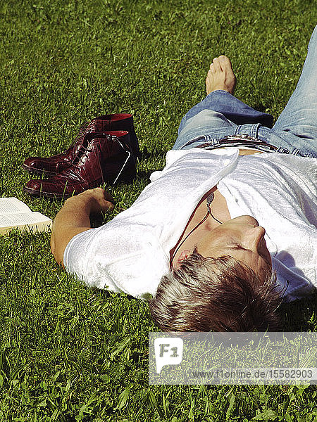 Mann im Gras liegend  schlafend