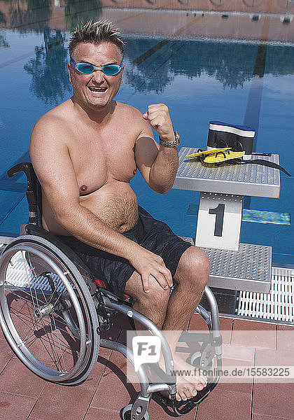 Deutschland  Ingolstadt  Behinderter Mann im Rollstuhl am Schwimmbad