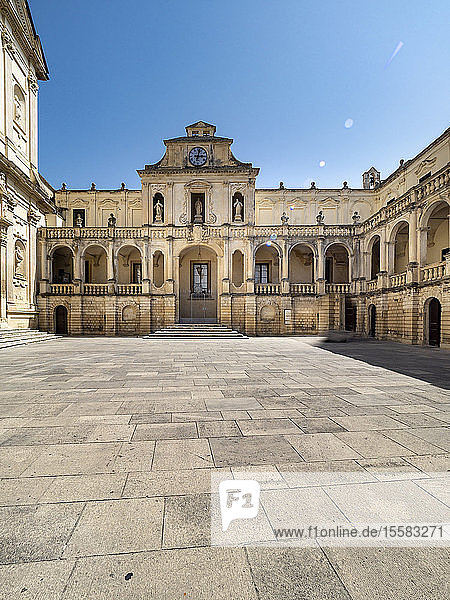 Kathedrale von Lecce bei strahlend blauem Himmel an einem sonnigen Tag  Italien