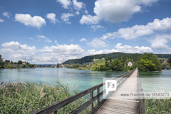 Abnehmende Perspektive der Fußgängerbrücke über den Rhein bei der Insel Werd