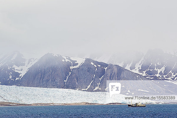 Europa  Norwegen  Spitzbergen  Svalbard  Blick auf Berge mit arktischem Ozean