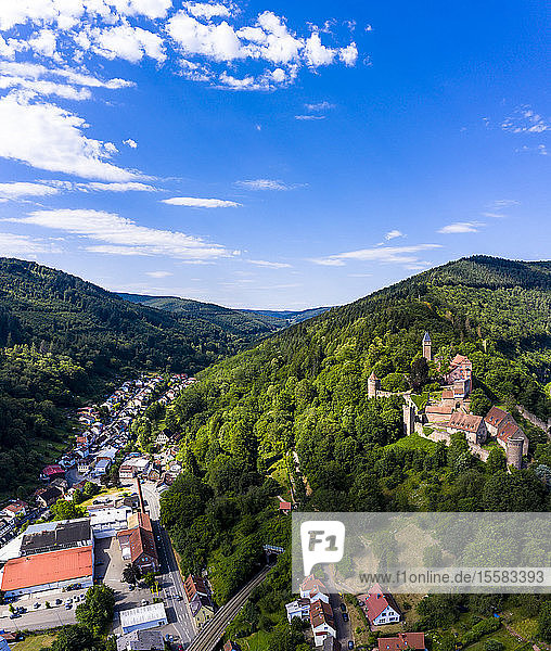 Luftaufnahme der Burg Zwingenberg auf dem Berg vor blauem Himmel in der Stadt  Hessen  Deutschland
