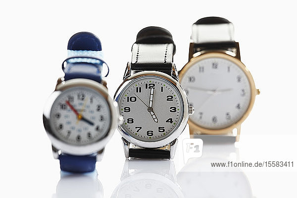Armbanduhren auf weißem Hintergrund