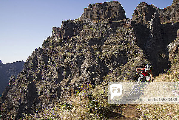 Portugal  Madeira  Erwachsener Mann fährt Mountainbike