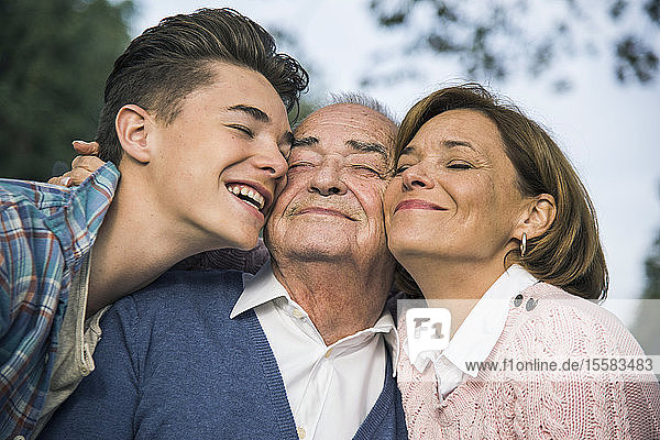 Lächelnder älterer Mann mit Tochter und Enkel im Park