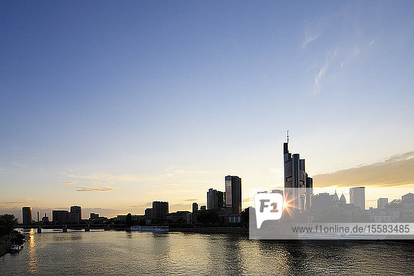 Deutschland  Frankfurt  Blick auf die Stadt bei Sonnenuntergang