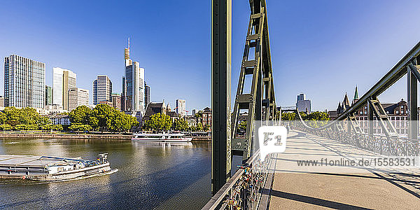 Eiserner Steg über dem Fluss gegen den klaren Himmel in Frankfurt  Deutschland