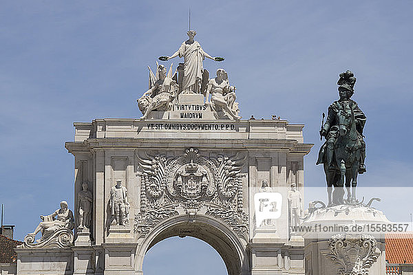 Niedrigwinkelansicht der Statue und des Triumphbogens in Lissabon  Portugal