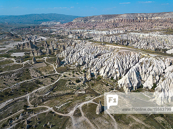 Luftaufnahme der vulkanischen Landschaft vor blauem Himmel während eines sonnigen Tages in Kappadokien  Türkei