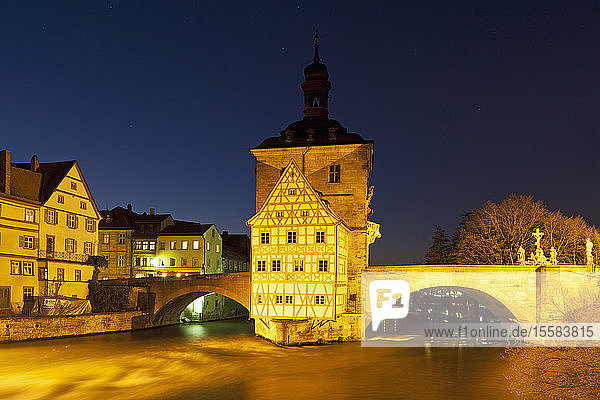 Deutschland  Bayern  Franken  Bamberg  Blick auf das alte Rathaus über die Regnitz bei Nacht