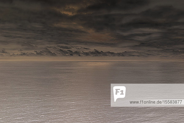 Umgekehrtes Bild dunkler und launischer Wolken über einer ruhigen Meeresoberfläche in der Abenddämmerung