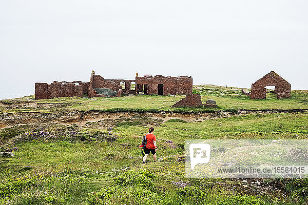 Ruinen der Gebäude der Porthgain-Steinbrüche an der Küste von Pembrokeshire  Wales