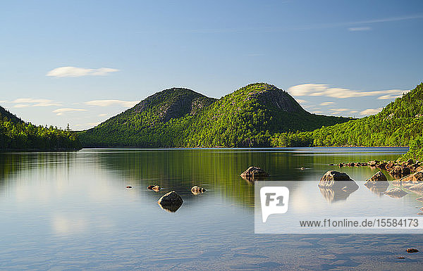 Felsen im Jordan Pond bei den Hügeln im Acadia National Park  Maine  USA